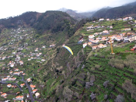 Paragliding_in_Calheta