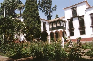 Picture of the outside of the art museum quinta das cruzes